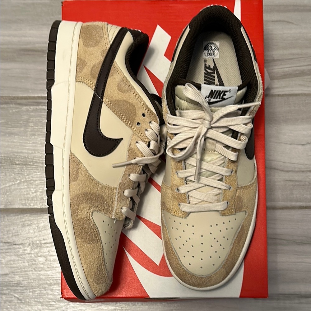Nike Tan and Cream Sneakers Classic Design